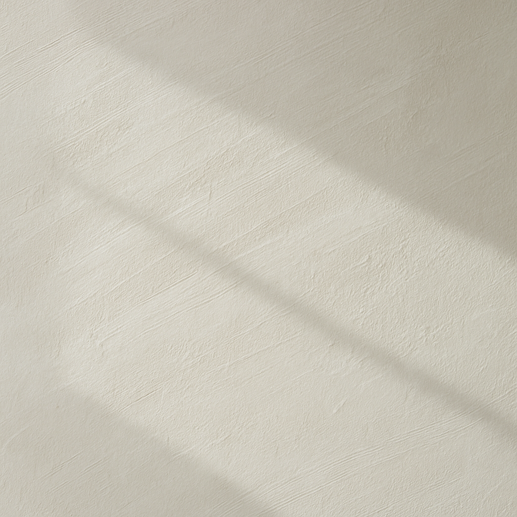 Разводы на светлой стене при косом свете